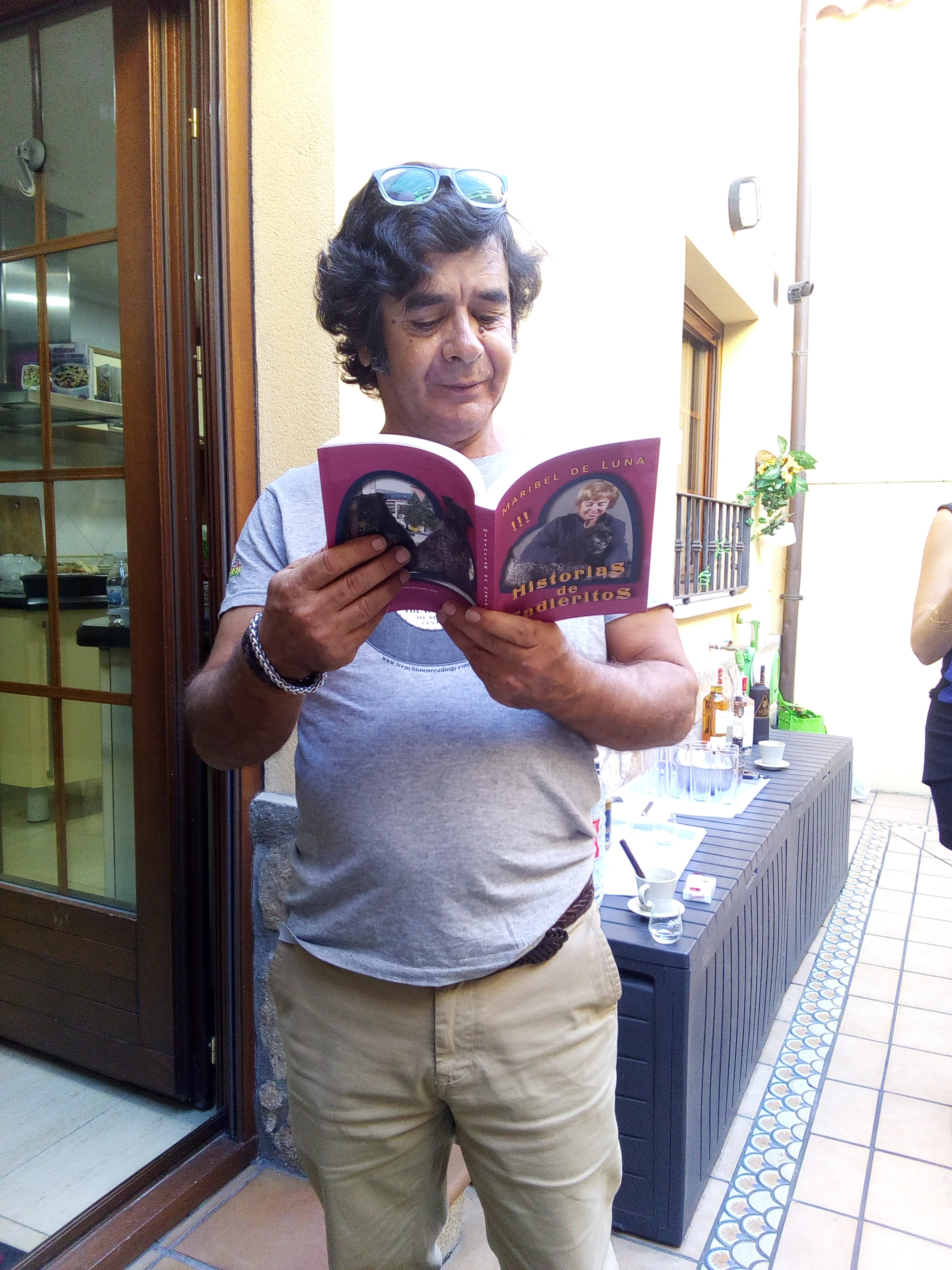 Arturo con su libro.
