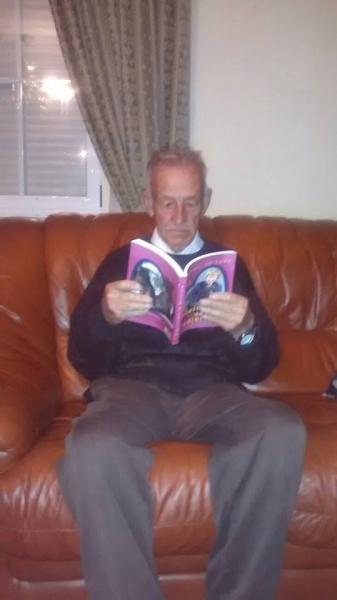 Libro ´´Historias de Cadieritos´´ Pepe abuelo de Laura  leyendo su libro.