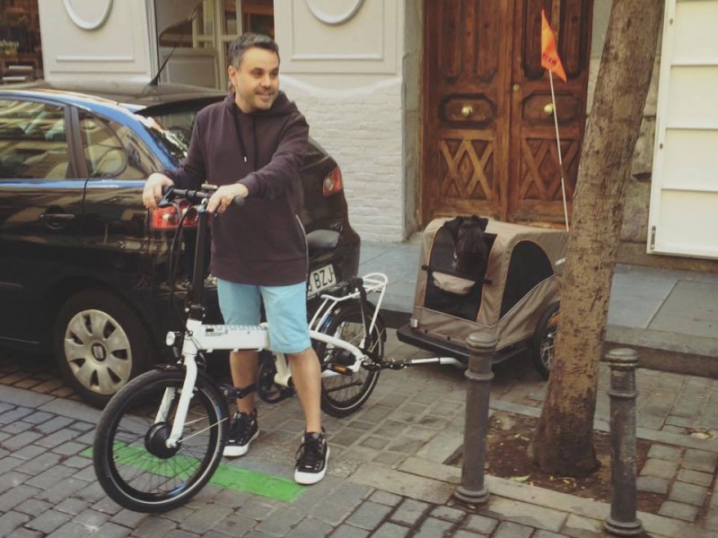 Kerry Blue Terrier. Clarita con Javi en bici