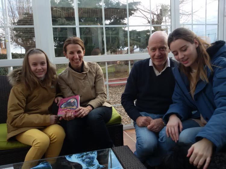 Familia Lara con el libro.