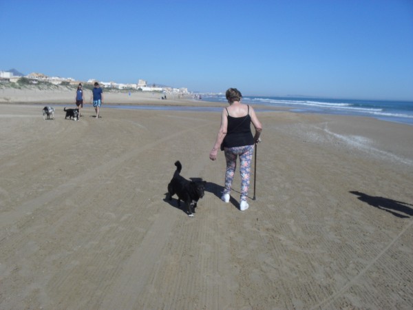 Bimba. LA Yaya en la playa con las niñas