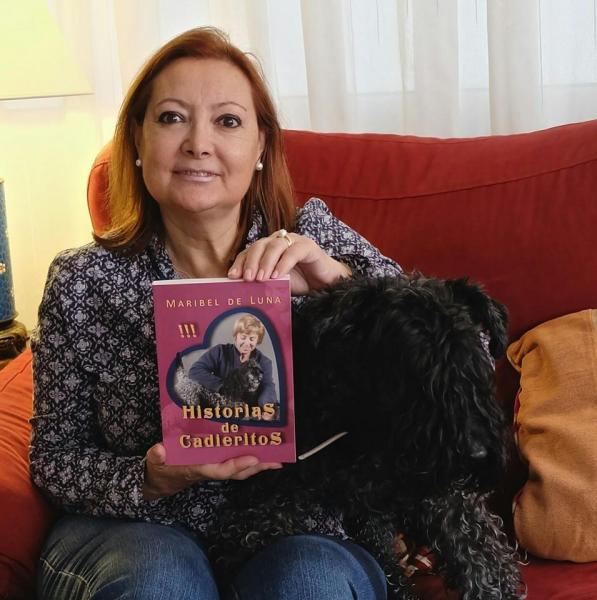 Mercé y Eyre con su libro.