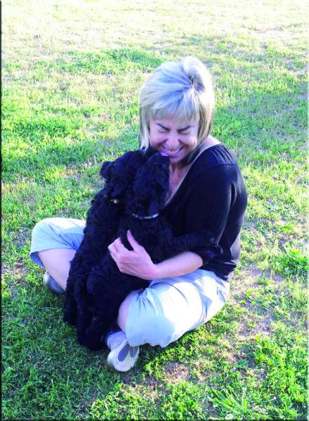 Maribel con un cachorro.