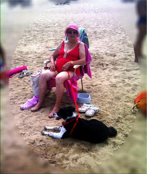 Historia de Pepa & Bimba. Tulita en la playa con la Yaya