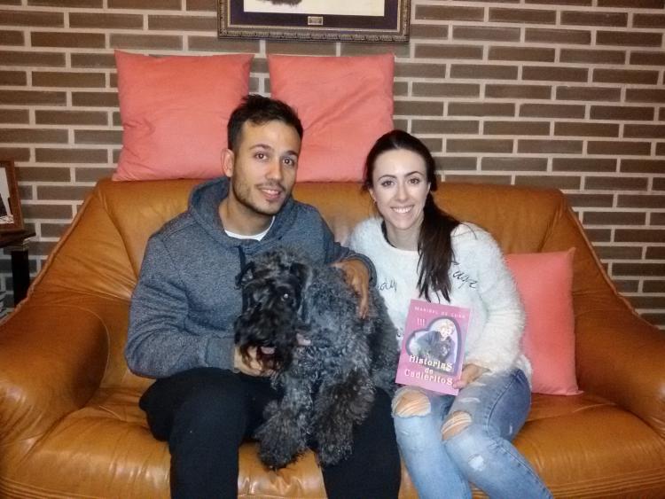 Kerry Blue Terrier. Mari Carmen y su chico con su libro.