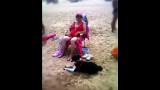 Historia de Pepa & Bimba. Tulita en la playa con la Yaya