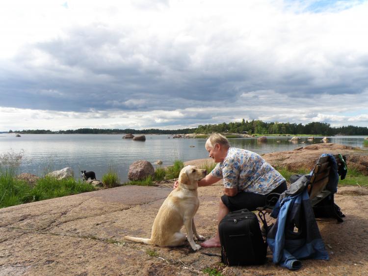 Labrador Retriever con su dueña Labrador Retriever con su dueña