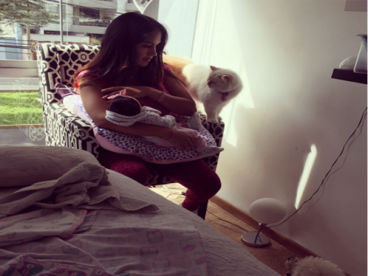 Melissa Paredes con su bebé y su gato