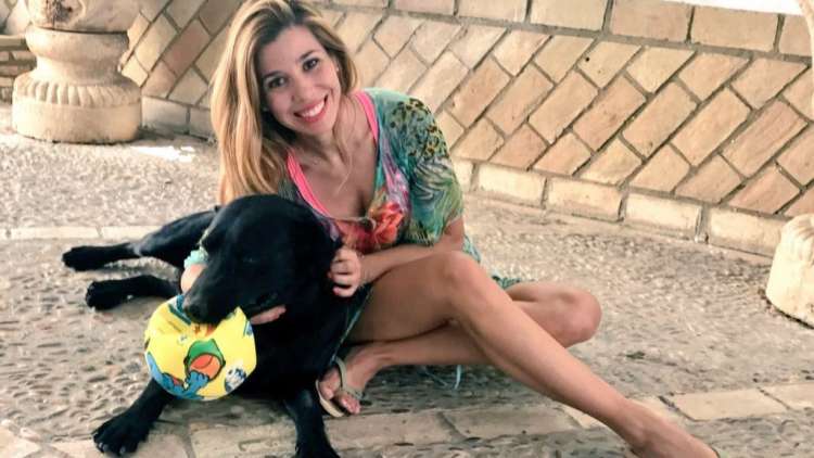 Natalia junto a su perro Rocco