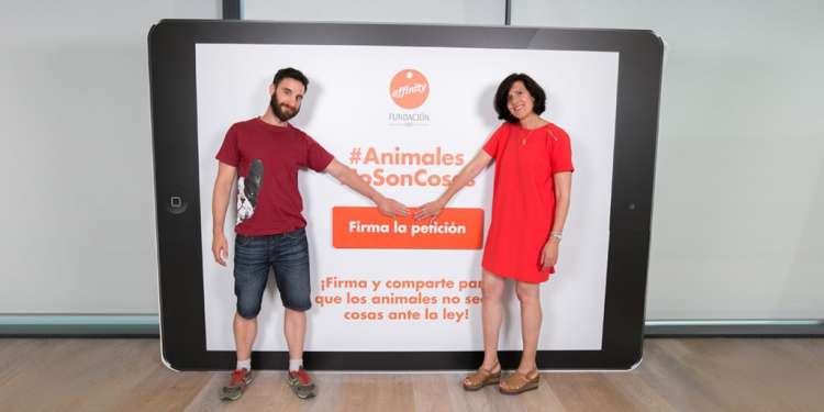 Dani Rovira junto a la directora de Fundación Affinity  Isabel Buil