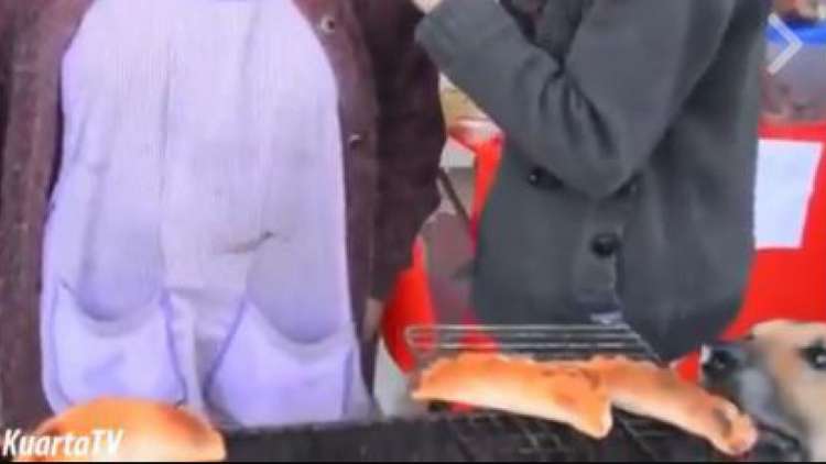 Momento en que Orejón se roba la empanada