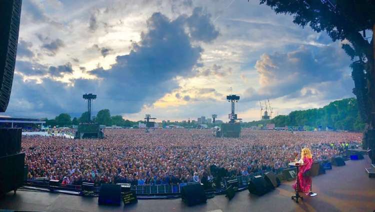 PETSmania - Barbra Streisand en el escenario de Hyde Park (Fuente  Instagram)
