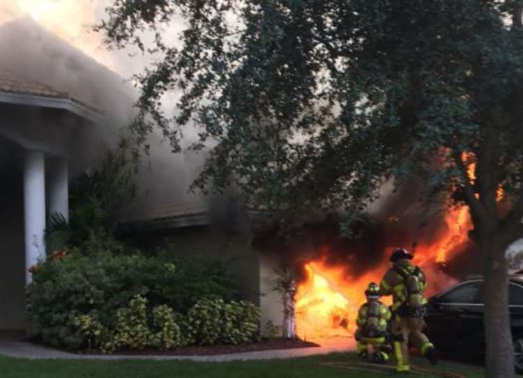 Bomberos de Palm Beach County Fire Rescue rescatan a familia y a su perro Bomberos de Palm Beach County Fire Rescue rescatan a familia y a su perro