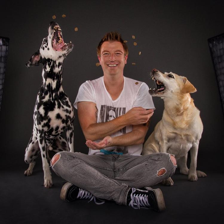 Un fotógrafo de perros que los retrata en momentos únicos Christian Vieler con dos perros. IMAGEN FACEBOOK FREI SCHNAUZE BY CHRISTIAN VIELER