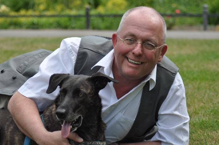 Los perros son beneficiosos para la salud de la gente mayor.