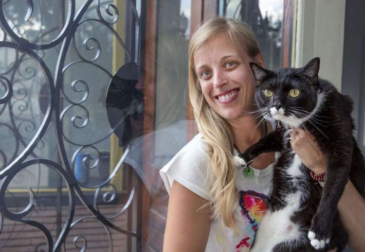 Karen Stratman con su gato Franklin