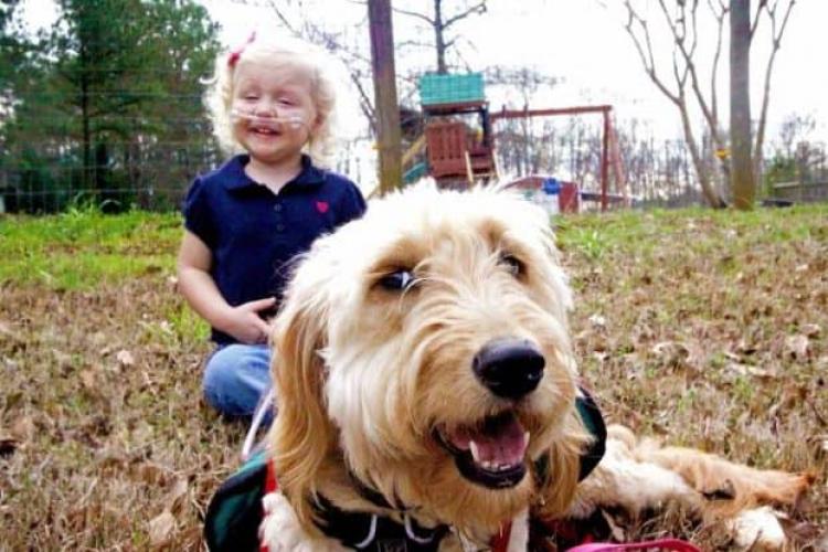 Alida niña de 3 años con su perro el señor Gibbs