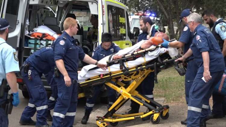 Paramédicos resucitan al hombre y le hacen transfusión de sangre  antes de llevarlo al hospital.