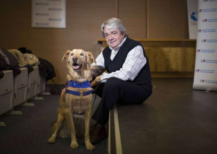 PETSmania - El paciente Eugenio Sánchez con uno de los perros de terapia.