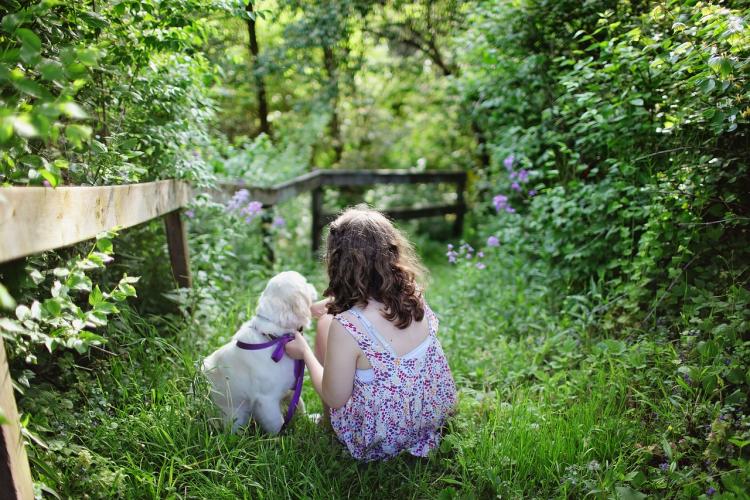Niña con perro Niña con perro