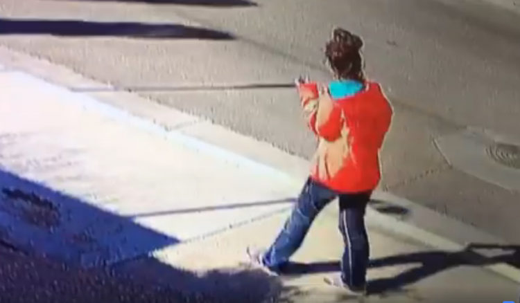 El video de vigilancia de un negocio cercano capturó a la sospechosa de maltrato animal.