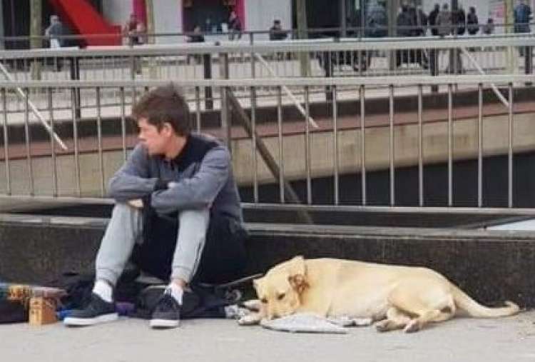 El joven siempre estaba con su perra Sota