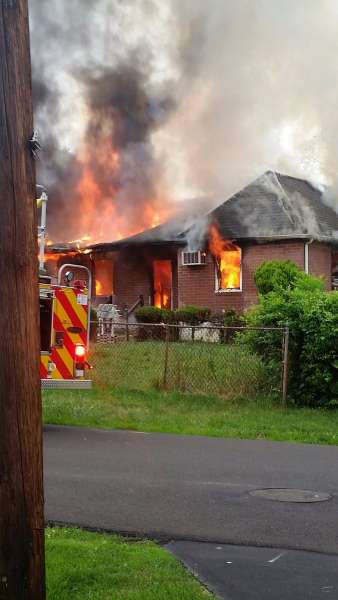 Incendio de la vivienda. FOTO Twitter PAMELA OSBORNE