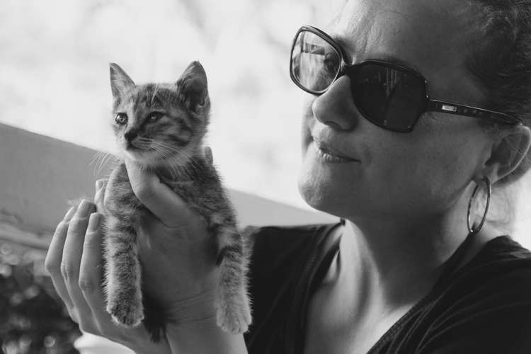 Gatito con su dueña Gatito con su dueña