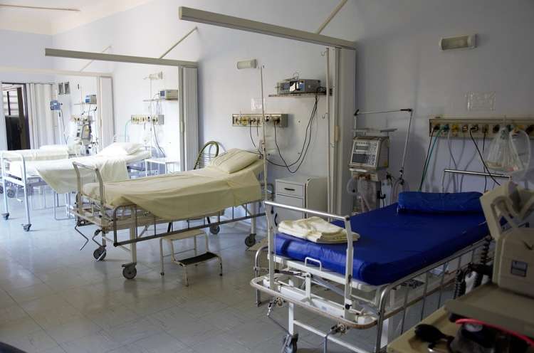La mujer fue trasladada al Hospital General Universitario de Alicante  donde tuvo que ser intervenida por lesiones de gravedad.