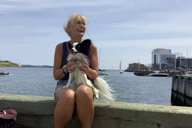 Carol Craig con su perro de servicio Eddie (CBC Canadá)