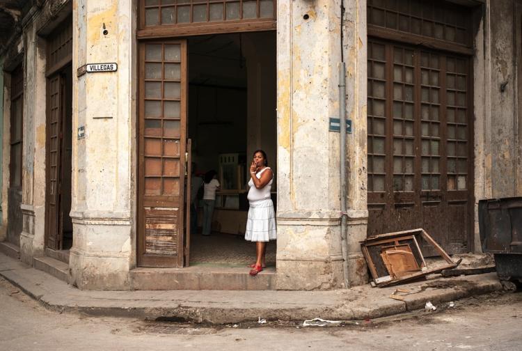 Una mujer en un barrio de Cuba