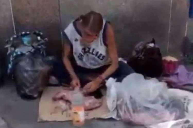 Mujer grabada mientras se disponía a comerse un gato en plena calle