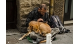 Persona sin hogar acompañada por su perro