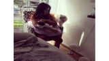 Melissa Paredes con su bebé y su gato