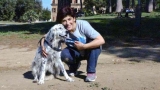 La mujer italiana con su perra Cucciola  quien iba a ser operada por un tumor de seno y un problema de laringe
