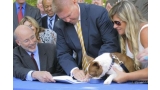 Gobernador de Pensilvania y perro firmando Ley contra el maltrato animal (AP)