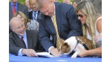 Gobernador de Pensilvania y perro firmando Ley contra el maltrato animal (AP)