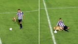 Perro se mete en campo de fútbol y tumba a futbolista