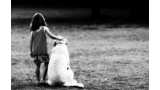 Labrador Retriever junto a un niño