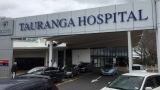 La mujer fue trasladada al hospital de Tauranga en estado crítico.