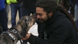 El dueño del refugio se reúne con uno de sus perros después del incendio.