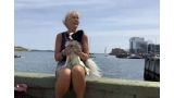 Carol Craig con su perro de servicio Eddie (CBC Canadá)