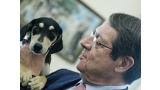 El presidente Nicos Anastasiades con su perro adoptado Freed (Foto  CyprusMail.Online)