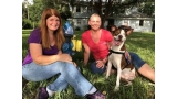 Karen Slomba a la izquierda y Lavonne Bower  con su perro Oz