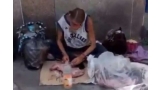 Mujer grabada mientras se disponía a comerse un gato en plena calle