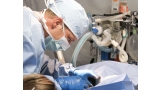 Un doctor realizando una operación
