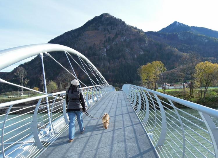 Mujer y perro sobre un puente
