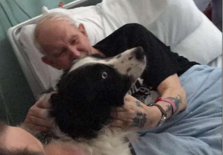 Peter Robson  de 70 años  junto a su perro.