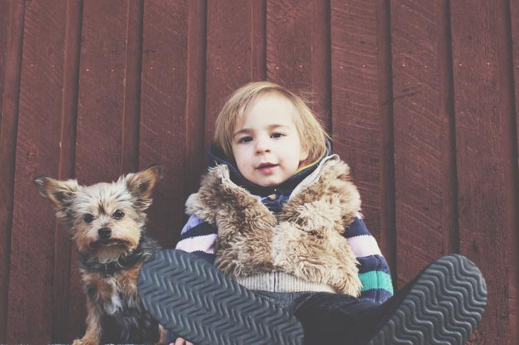 Las razas de perros más indicadas para vivir con niños Perro con niño sentados